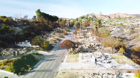 antena sobre toda la calle de casas en las laderas destruidas por el fuego en ventura california tras el incendio forestal de thomas en 2017 6