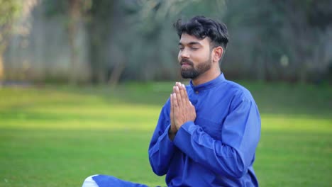 hombre indio celebrando el día internacional del yoga