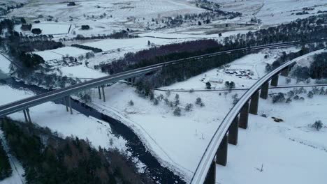 Luftaufnahme-Des-Tomatin-Viadukts-A9-Und-Des-Findhorn-Eisenbahnviadukts-Im-Winter