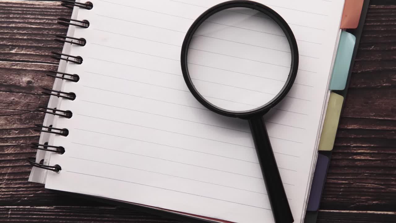 quaderno con lente d'ingrandimento