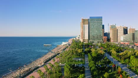 Vista-Aérea-En-El-Parque-Público-Y-El-Paseo-Marítimo-En-La-Ciudad-De-Batumi,-Georgia