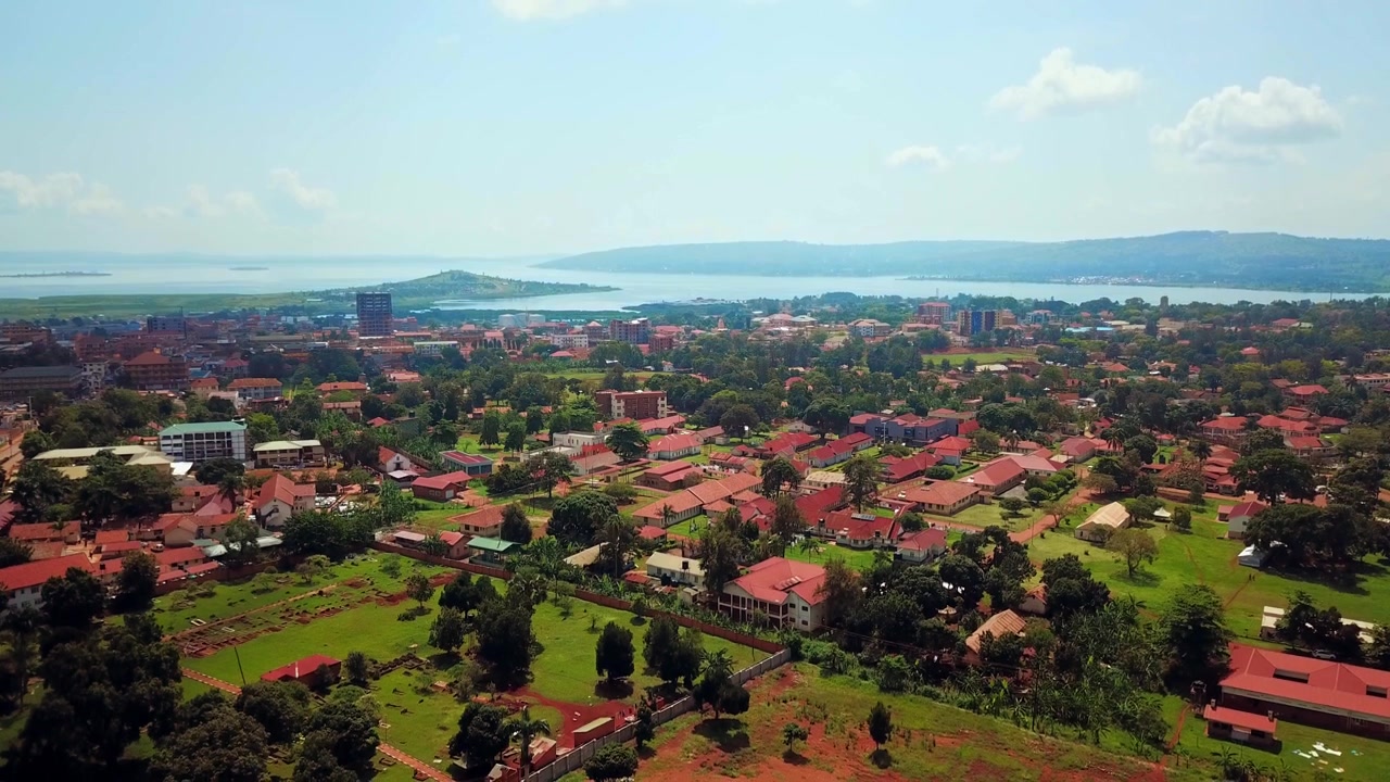 Veduta Aerea della Città di Jinja con il Lago Vittoria in Uganda - Ripresa con Drone