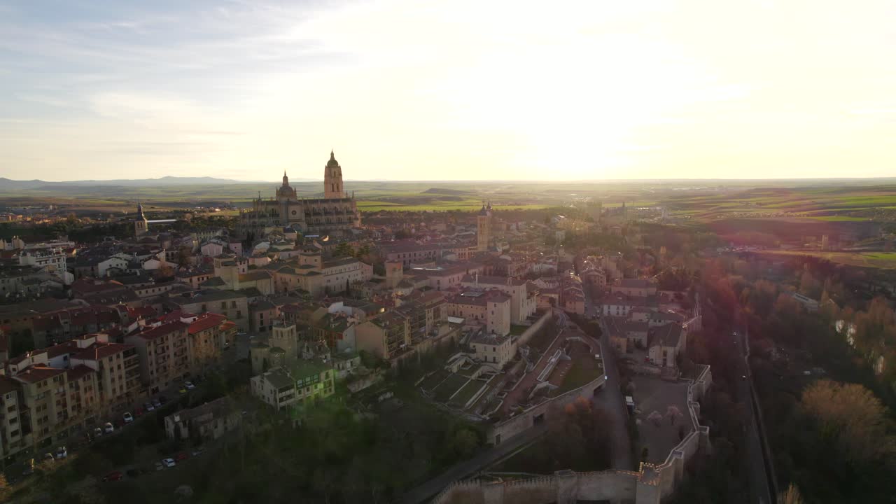 vista aérea de dolly out 4k que revela la famosa ciudad europea de segovia en españa al atardecer