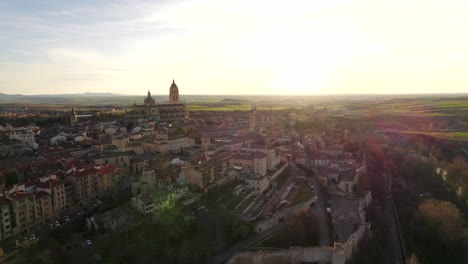 4K-Ansicht-Aus-Der-Luft,-Die-Die-Berühmte-Europäische-Stadt-Segovia-In-Spanien-Bei-Sonnenuntergang-Zeigt