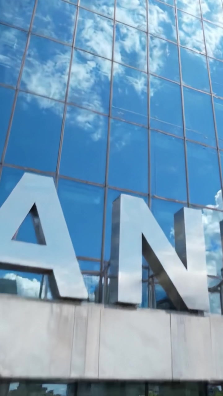 Una Moderna Facciata Bancaria che Riflette il Paesaggio Urbano: L'Ingresso di un'Istituzione Finanziaria Contemporanea con una Splendida Architettura in Vetro