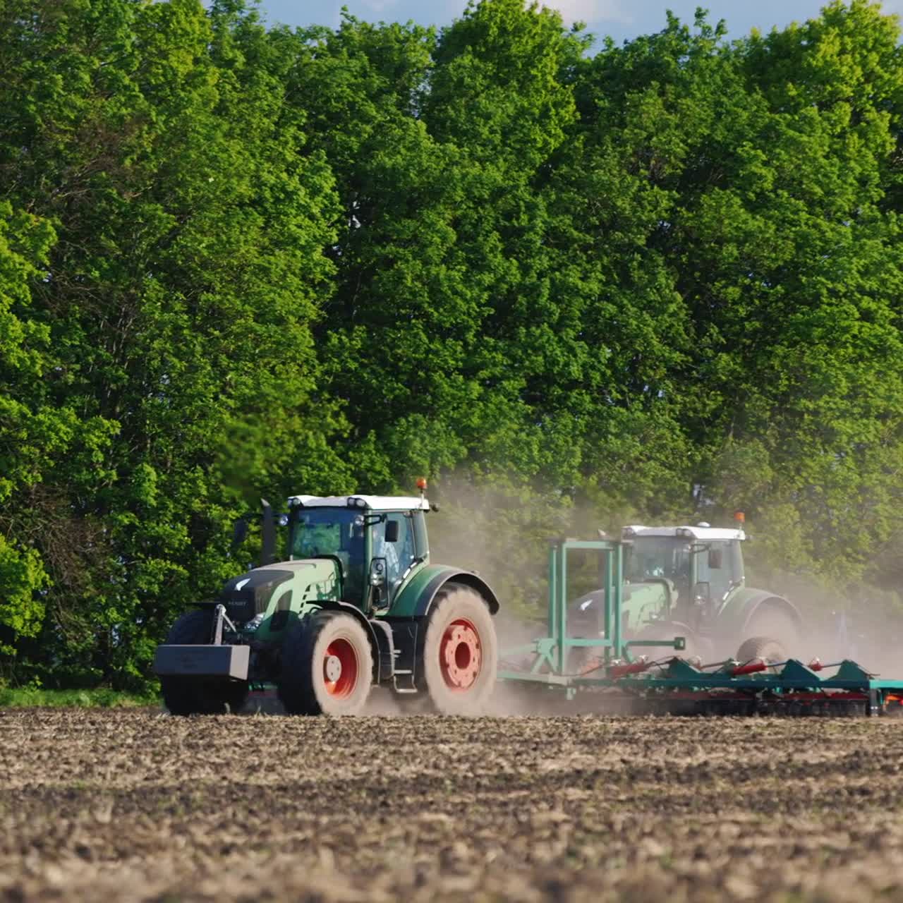 tractor ara a través del suelo