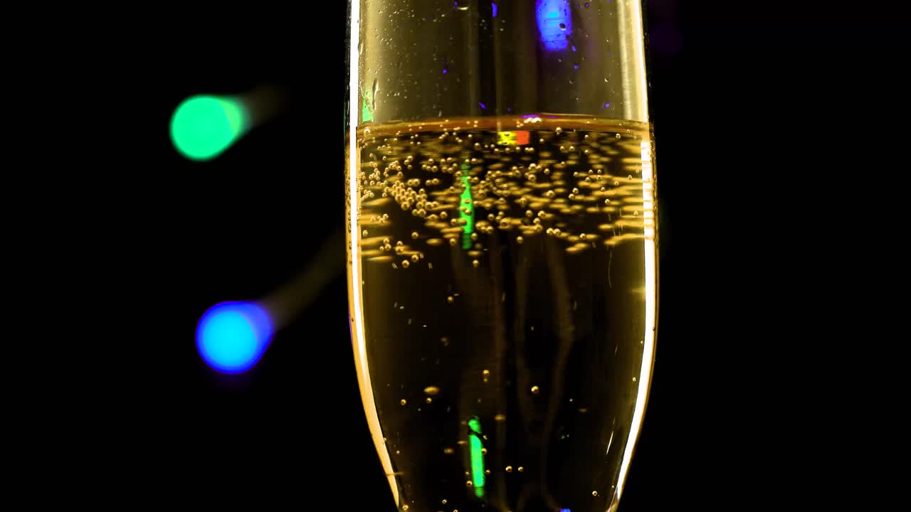 휴일이나 특별 행사 또는 파티를 축하하는 동안 스파클링 와인을 붓고 있습니다.