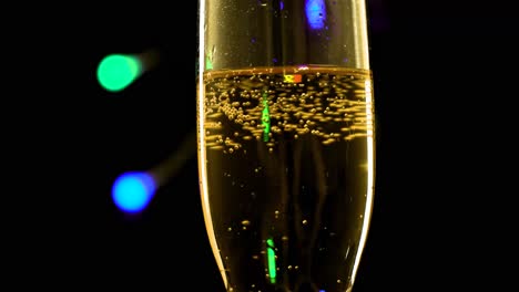 vino espumoso que se vierte durante la celebración de un día festivo o evento especial o fiesta