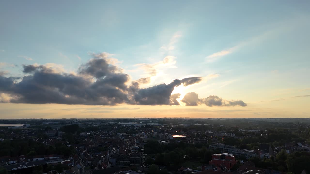 벨기에 로젤라르에서 해가 지는 모습, 구름 뒤에 있는 태양, 로젤라어 시의 영화적인 풍경을 만니다.