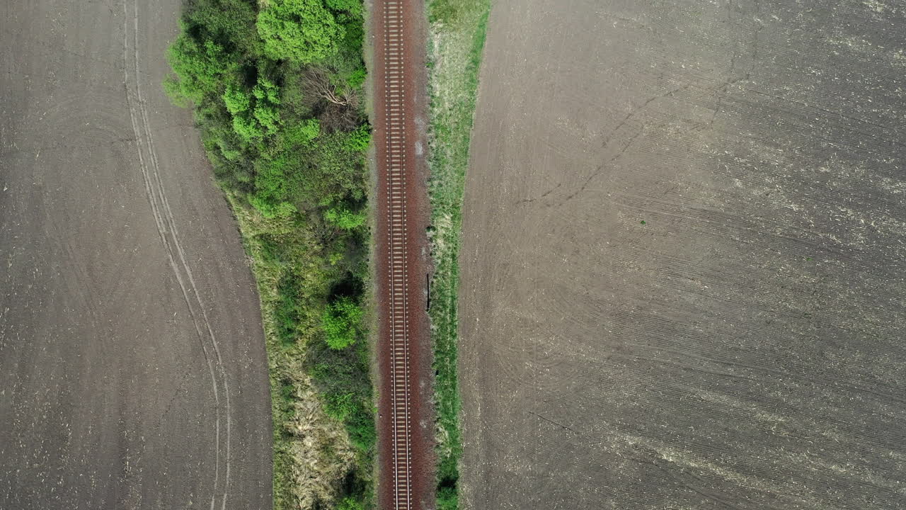 트랙을 달리는 산업 열차