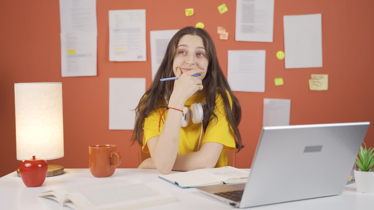 la niña pesimista está sola en casa.