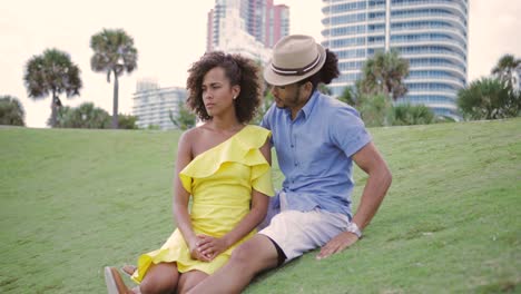 pareja en el césped del parque