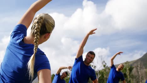 Entrenadora-Entrenando-A-Personas-En-El-Campo-De-Entrenamiento-4k