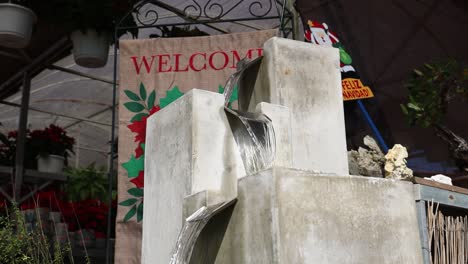 Fuente-En-El-Jardín-Con-Agua-Corriente