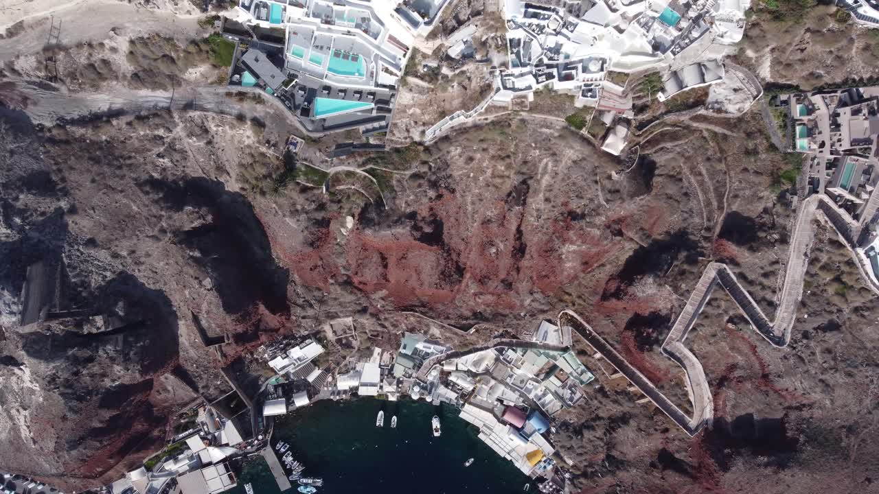 vista aérea del puerto de ammoudi cerca de oia en el acantilado de santorini