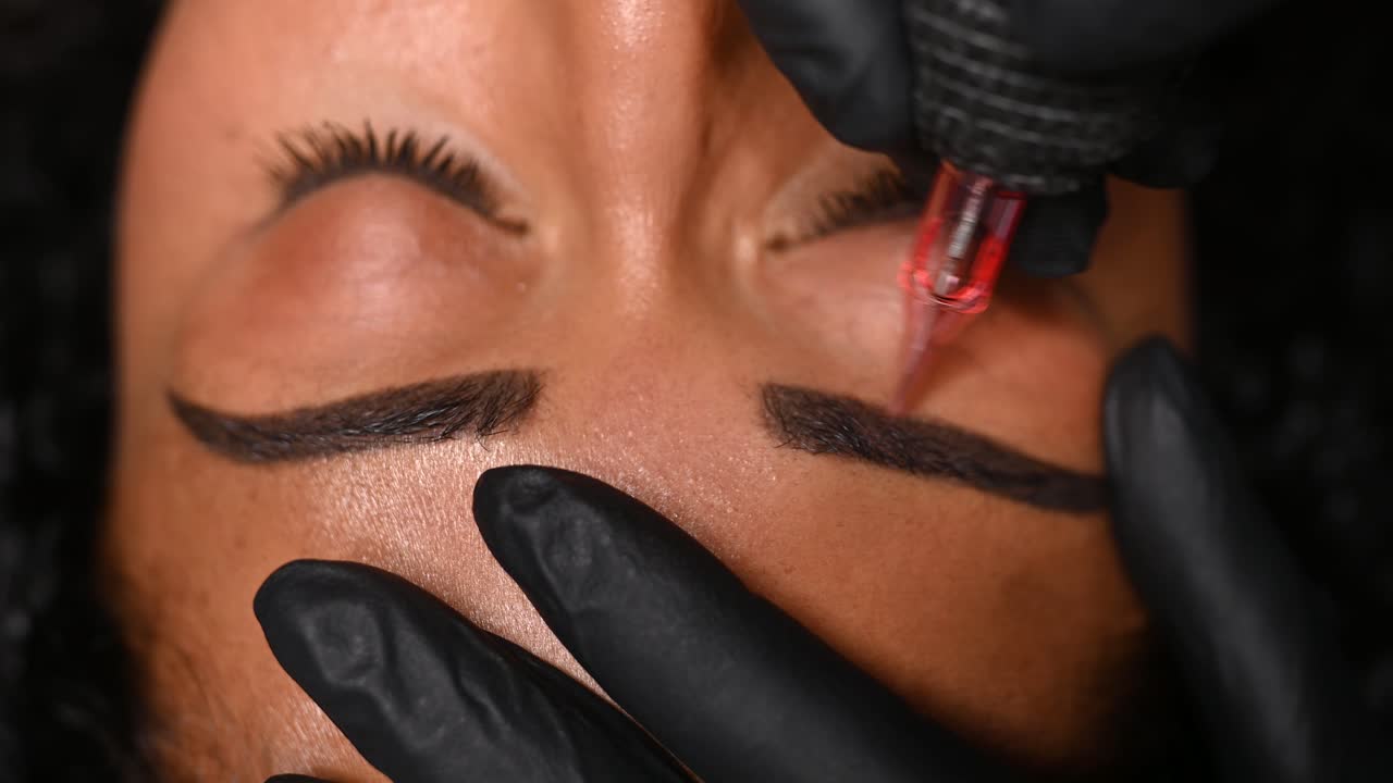 microblading, maquillaje permanente o tatuaje de cejas por profesionales