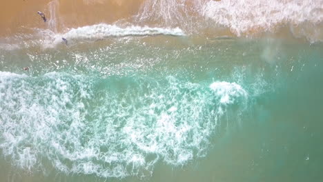 Antena-De-Verano-Soleado-En-Israel,-Playa-De-Ashkelon---Disparo-De-Drones-De-Arriba-Hacia-Abajo-E-Inclinación-Hacia-La-Ciudad