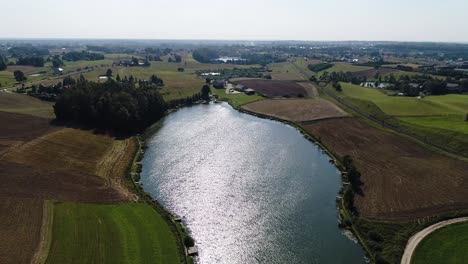 Luftaufnahme-Des-Kaschubischen-Sees-In-Der-Pommerschen-Woiwodschaft-Polen,-Drohne-Fliegt-An-Einem-Sonnigen-Sommertag-über-Dem-Natürlichen,-Unverschmutzten-Reservatswald