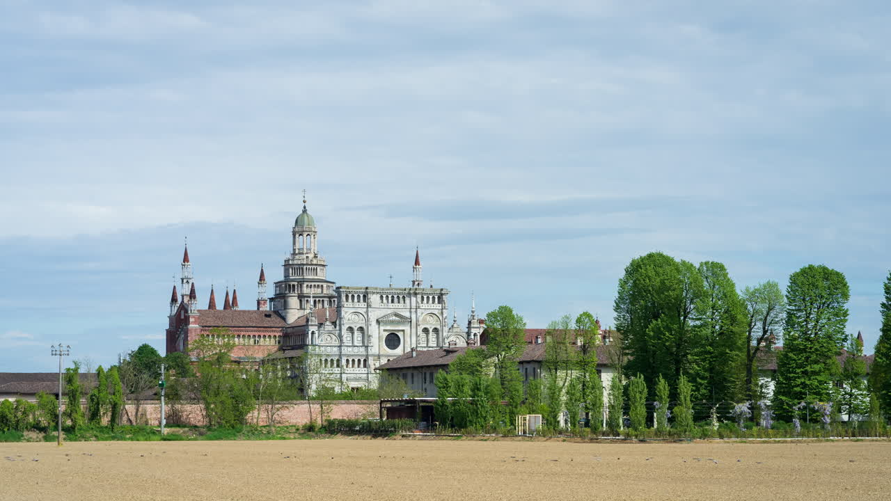 certosa di pavia en un día soleado, construido a finales del siglo xiv en la provincia de pavia, lombardía, italia, lapso de tiempo 30 fps