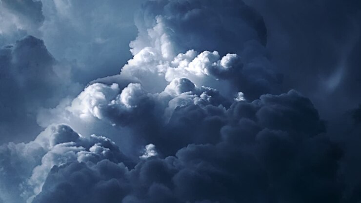 nubi cumuliformi nel cielo con temporali che lampeggiavano