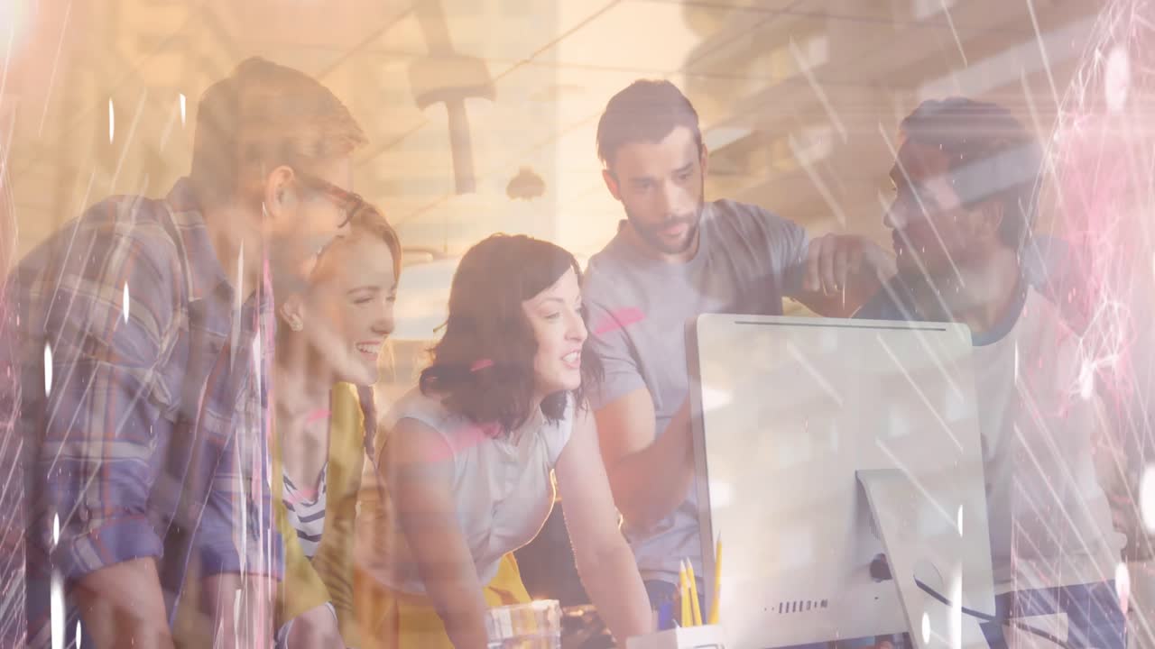 사무실에서 컴퓨터를 사용하는 사업가 그룹에 대한 연결 네트워크의 애니메이션