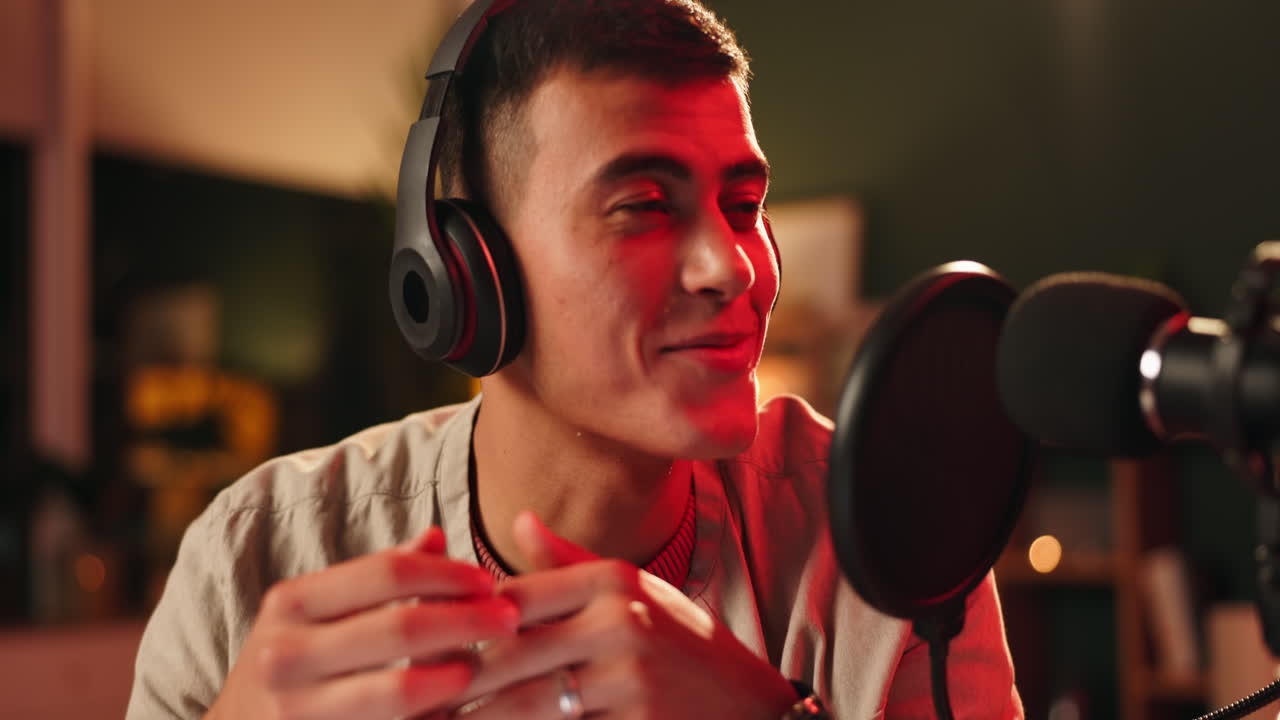 hombre grabando un podcast en un estudio