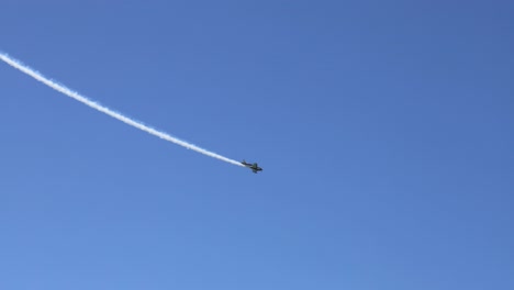 los aviones ejecutan maniobras complejas con rastros de humo