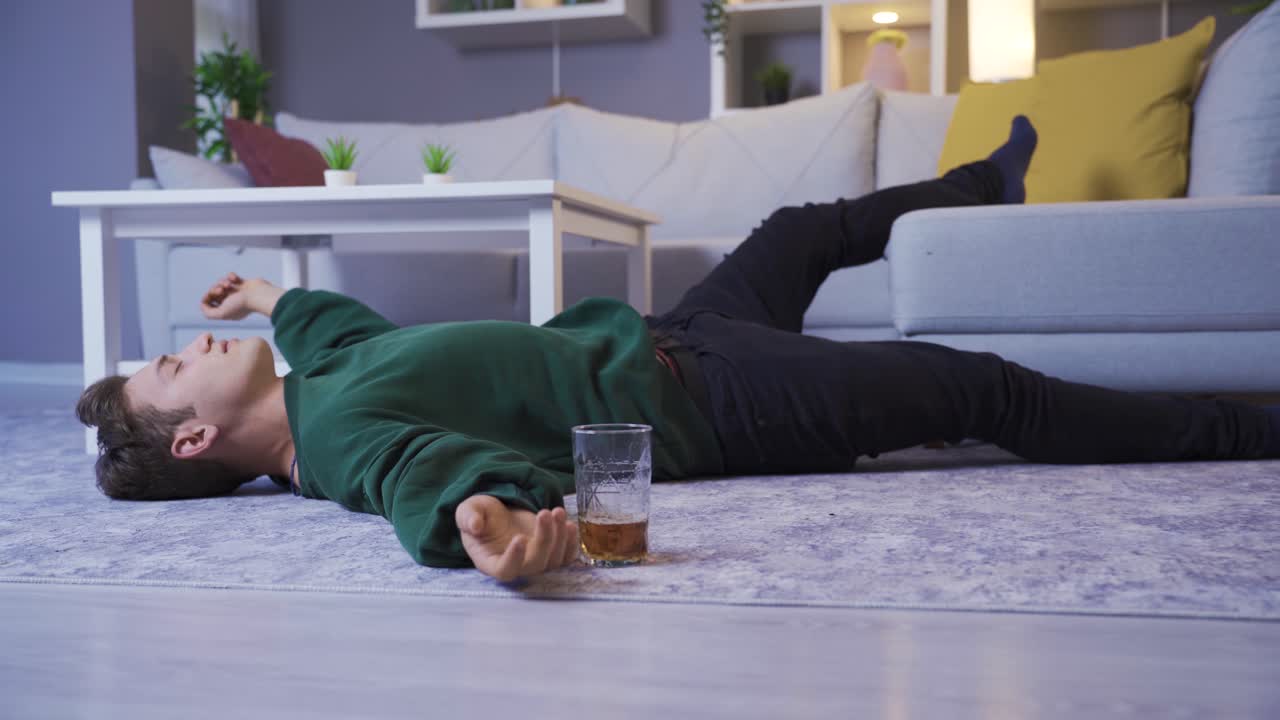 hombre borracho tendido en el suelo.