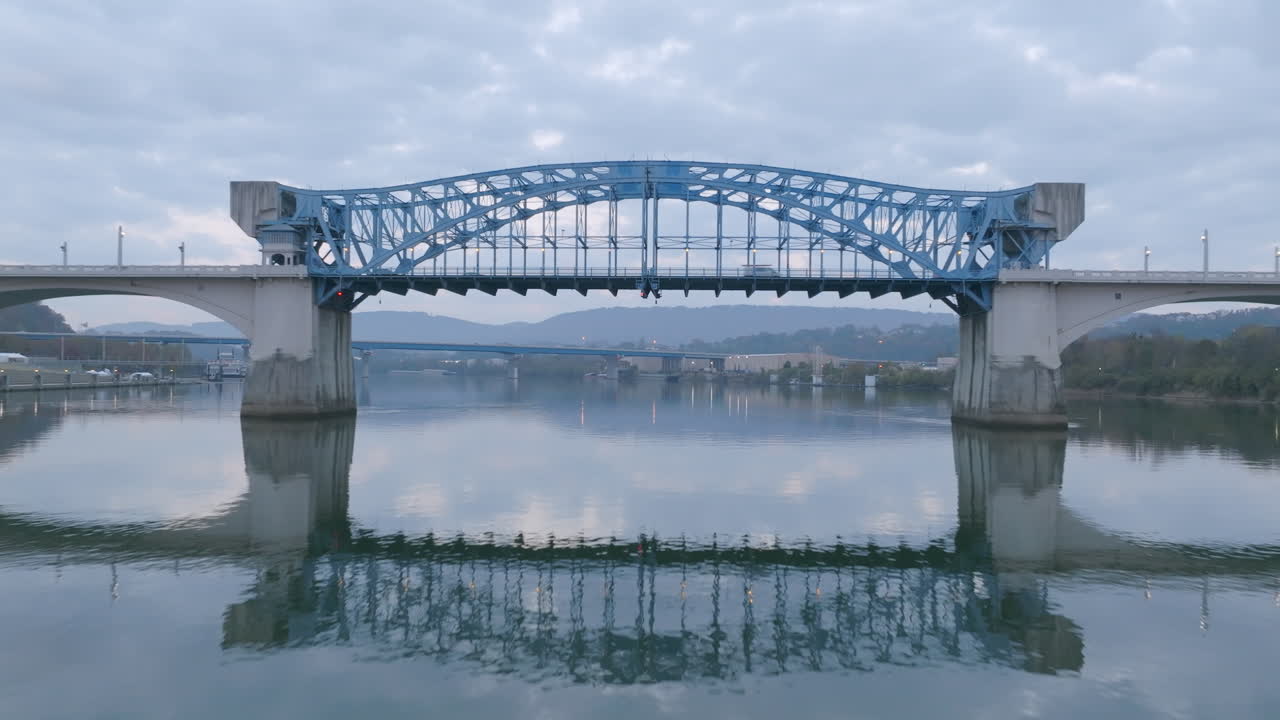 시장 거리 다리 아래로 가는 테네시 강의 물에 가까운 일출 동안의 항공 영상