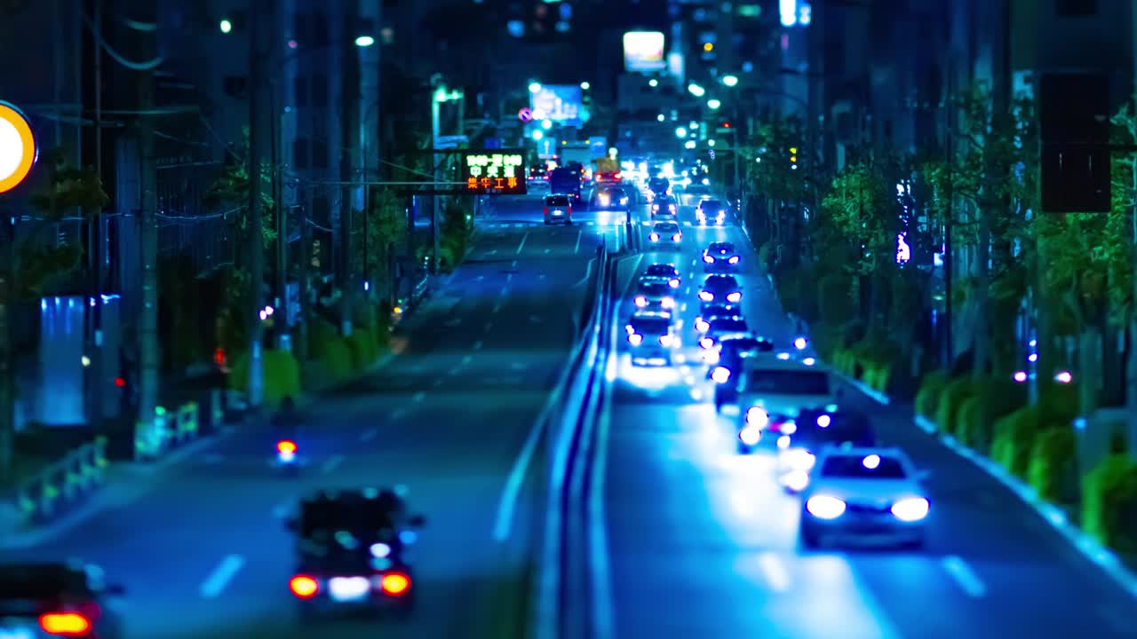 도쿄 시내 거리의 소형 교통체증의 야간 타임스