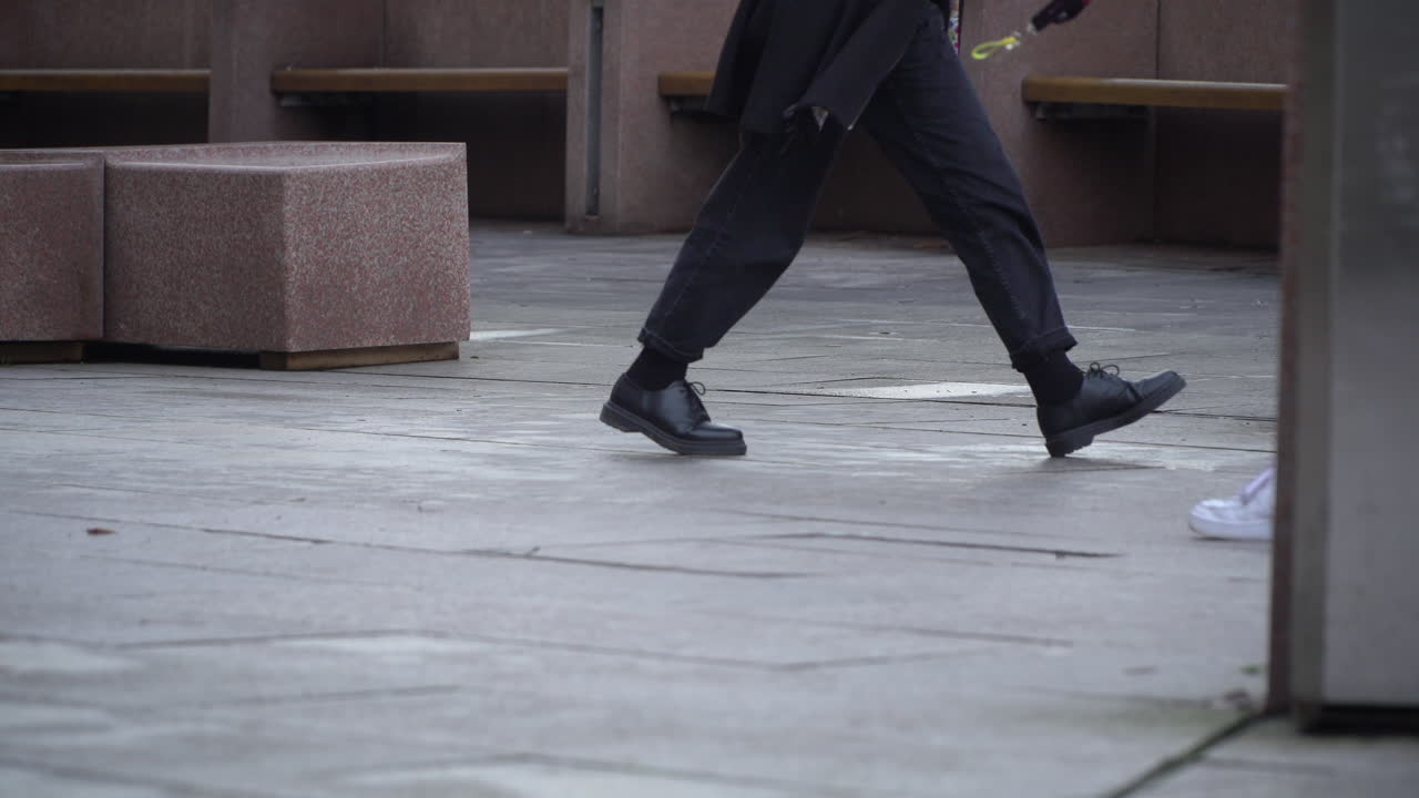 estudiantes universitarios caminando fuera de los edificios del campus, anónimos