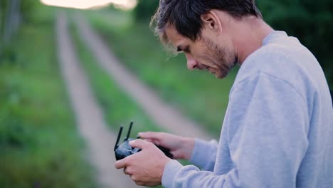hombre operando un dron afuera, plano medio