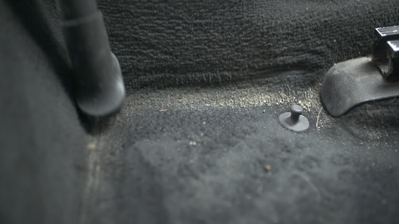 aspiradora en coche a cámara lenta