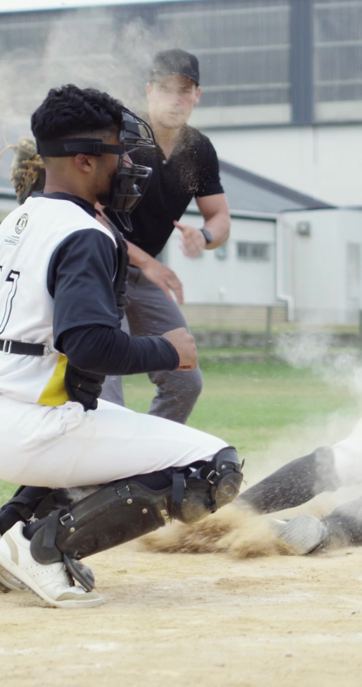 Giocatore di baseball che scivola verso la casa base durante una partita