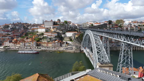 vista panorámica del puente dom luis i, ciudad de porto en segundo plano