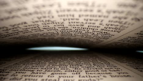 sacando lentamente la lente del libro