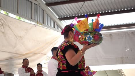 Toma-En-Cámara-Lenta-De-Mexicanos-Bailando-En-El-Escenario-Sosteniendo-Regalos-En-La-Guelaguetza