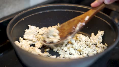 cocinar pollo molido en una sartén para hacer tacos