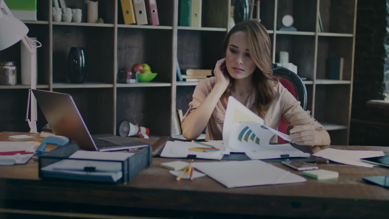 mujer de negocios concentrada mirando gráficos de negocios. planificación de inversiones