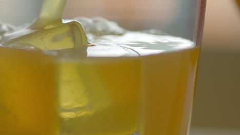 papelon o panela con limon y agua de colombia, venezuela, ecuador o peru