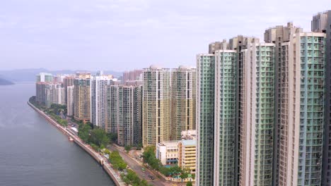 múltiples rascacielos de colores altos en vista paradiso hong kong mientras que en el fondo se están construyendo nuevas torres entre las montañas de ma on shan