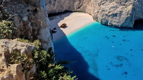 Playa-De-Zakynthos-Navagio-Cove-Desde-El-Mirador,-Agua-Azul-En-La-Isla-De-Grecia