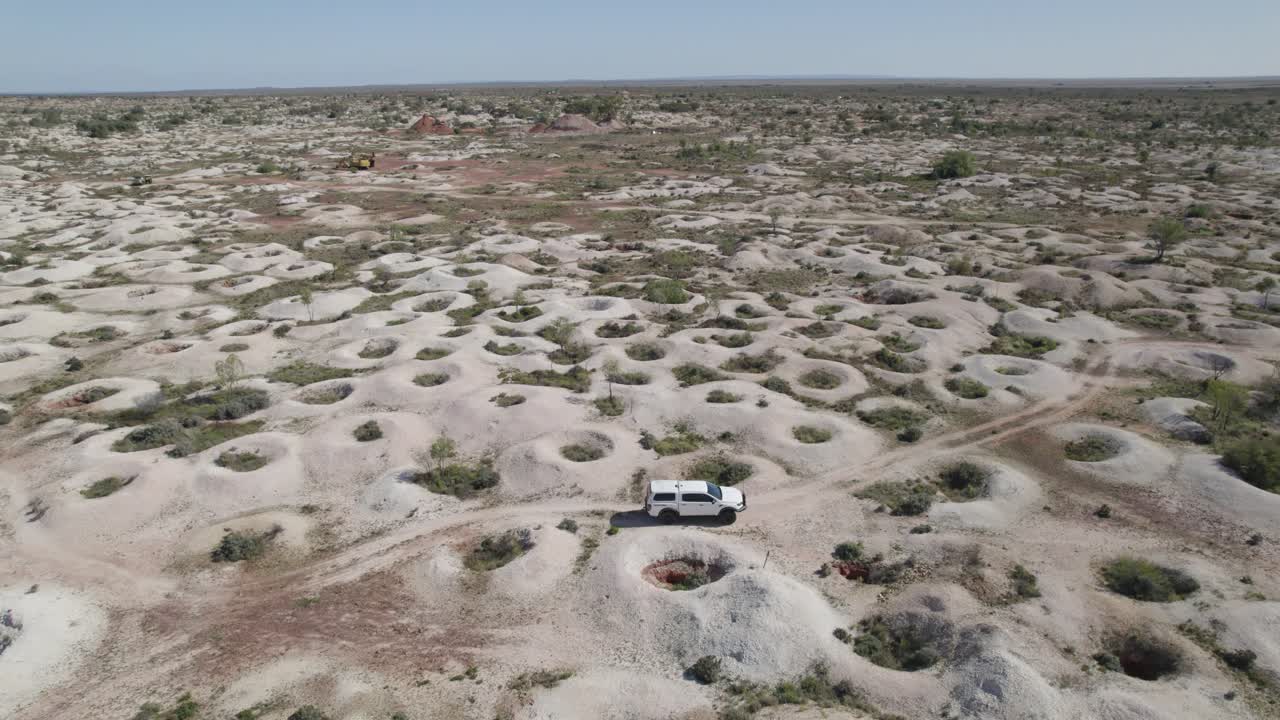 campos de ópalo en acantilados blancos, en nsw, australia