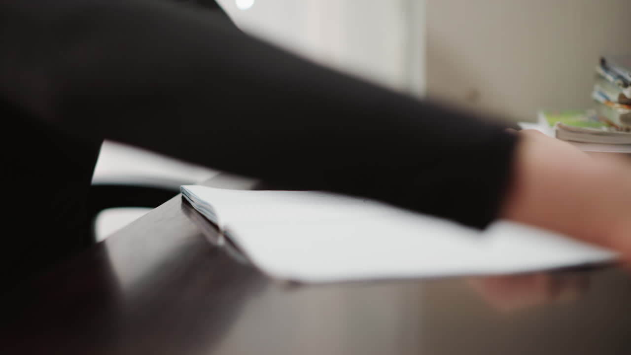 Il bambino allunga rapidamente la mano per afferrare la penna sulla scrivania. Un ragazzo estende il braccio per prendere con cura lo strumento di scrittura. Il nipote raggiunge velocemente la penna sulla sua scrivania durante una sessione di studio focalizzata.