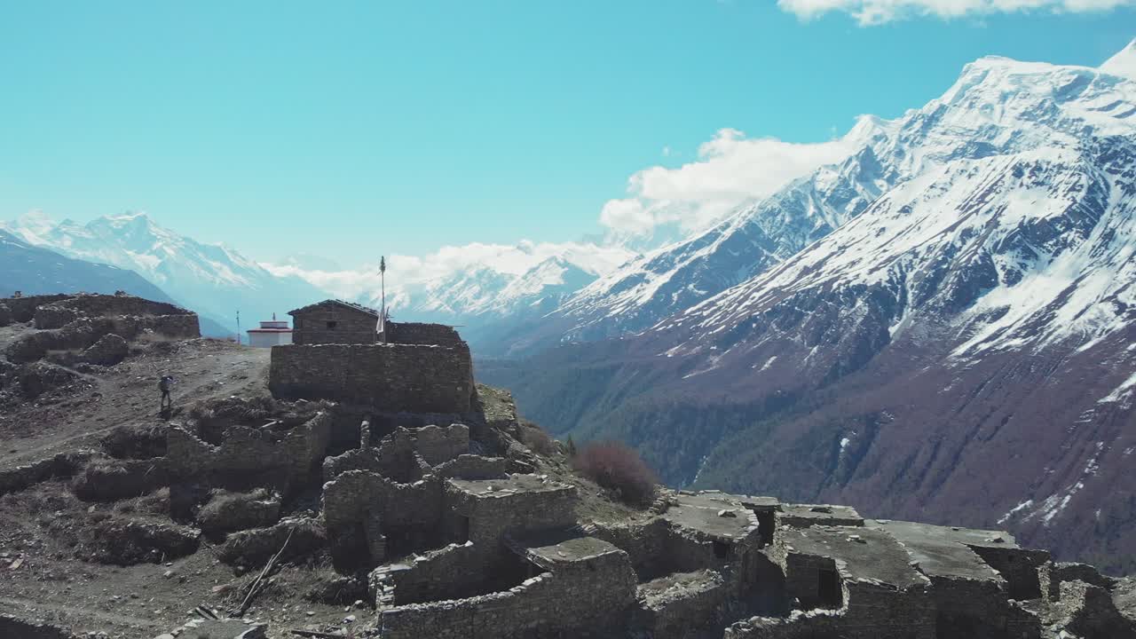 깊은 절벽의 가장자리에 높은 절벽에서 잃어버린 마을, 눈 인 산의 원 패노라마
