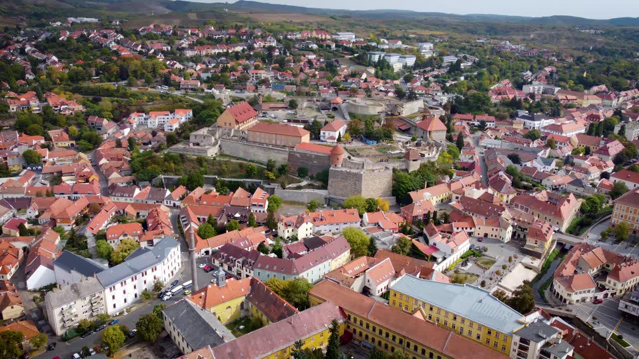 este es el castillo de eger, que históricamente es conocido por repeler el ataque turco en 1552 durante el asedio de eger