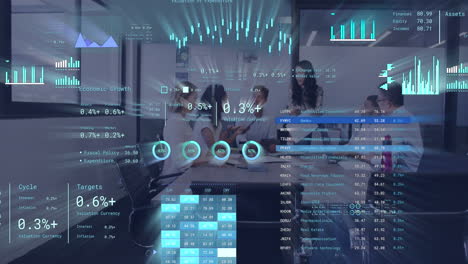 animación del procesamiento de datos financieros sobre diversas personas de negocios en la oficina
