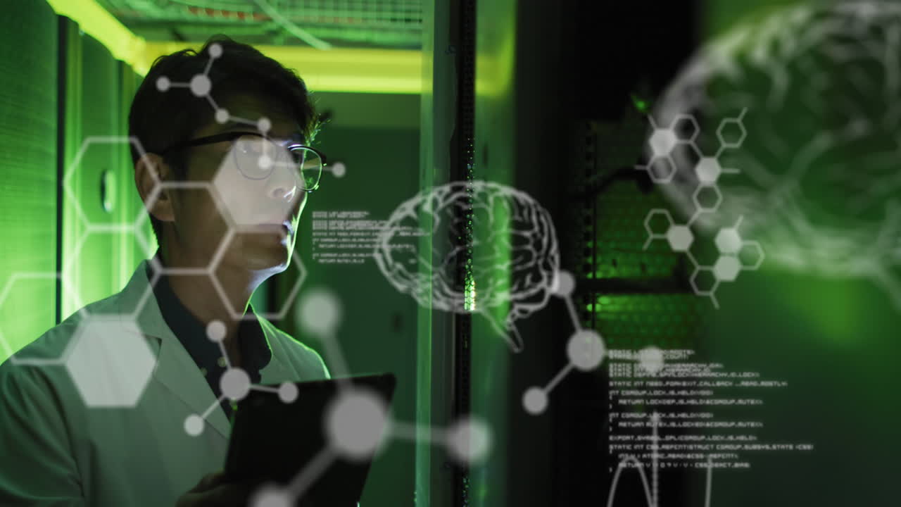 animación de procesamiento de datos médicos sobre ingeniero masculino asiático usando una tableta digital en la sala de servidores
