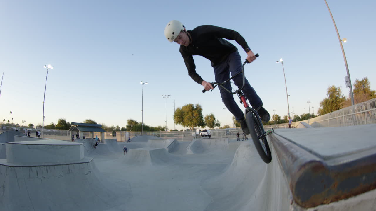 bmxer haciendo trucos en skatepark