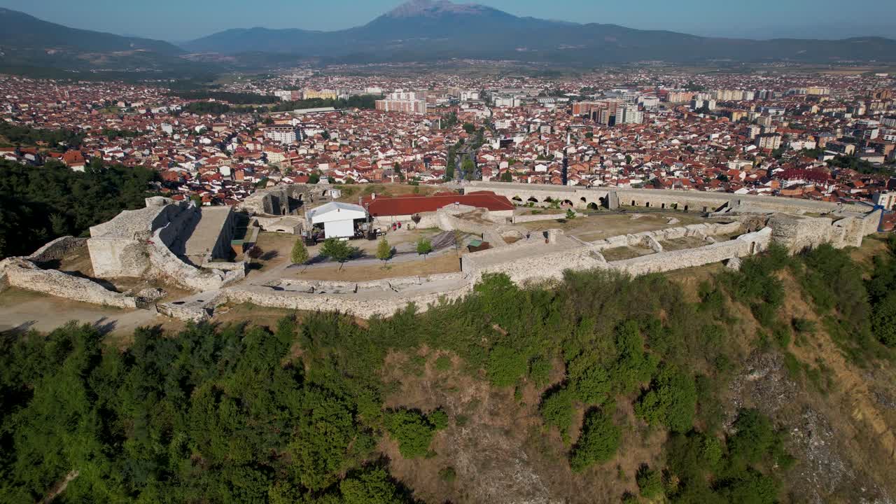 Kosova'nın güzel Prizren şehri üzerinde bir tepenin zirvesine inşa edilmiş taş duvarlı kale